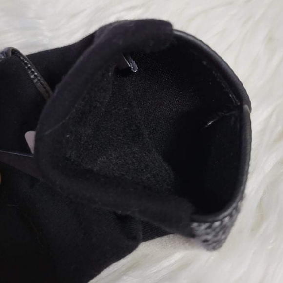 Gloves with Fleece Lining and Touchscreen Fingertips - Picture 4 of 7